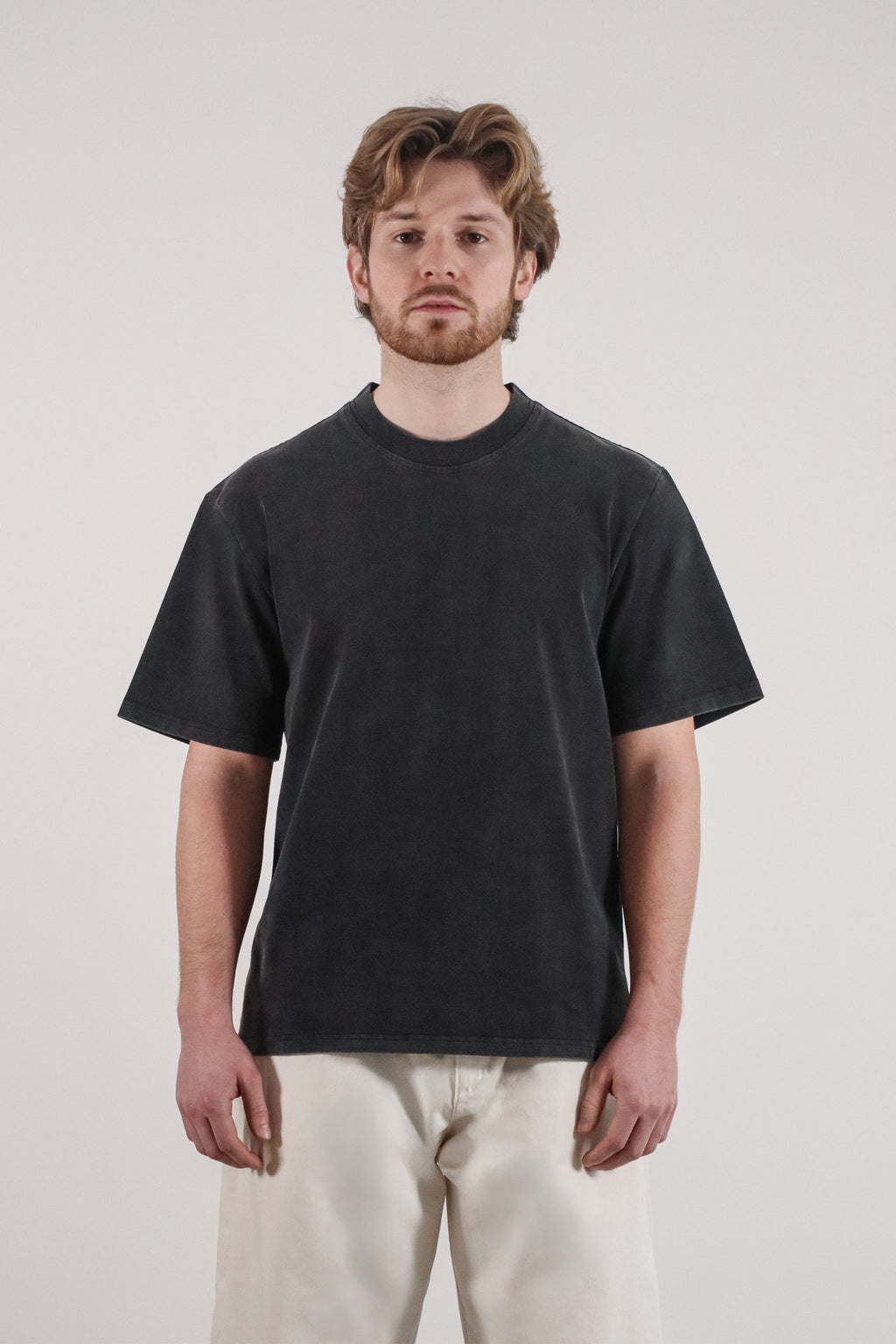 Cement T-shirt — Mannequin face avant proche — Sutur.