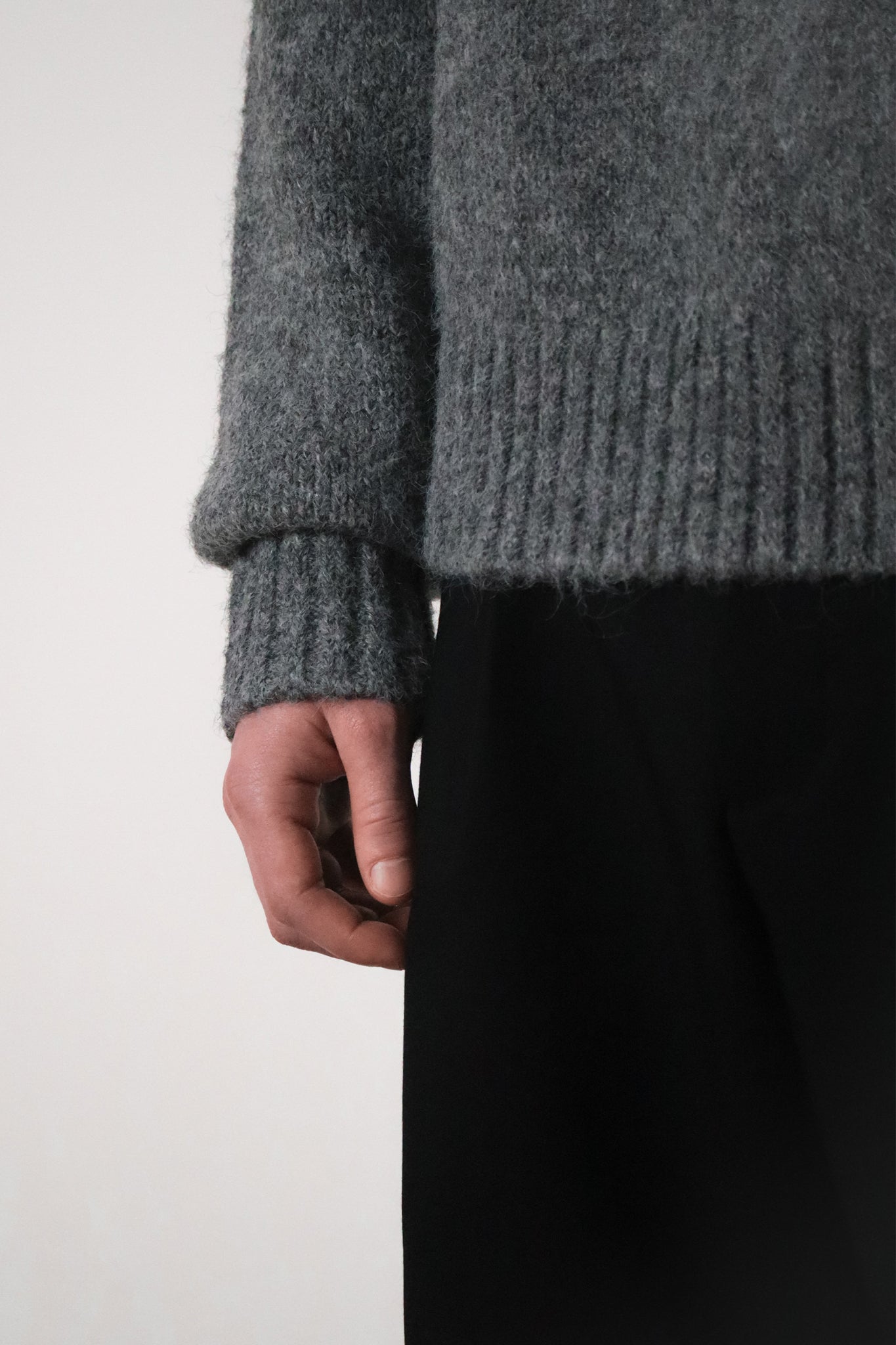 Umbra Sweater Gris — détail manche — Sutur.