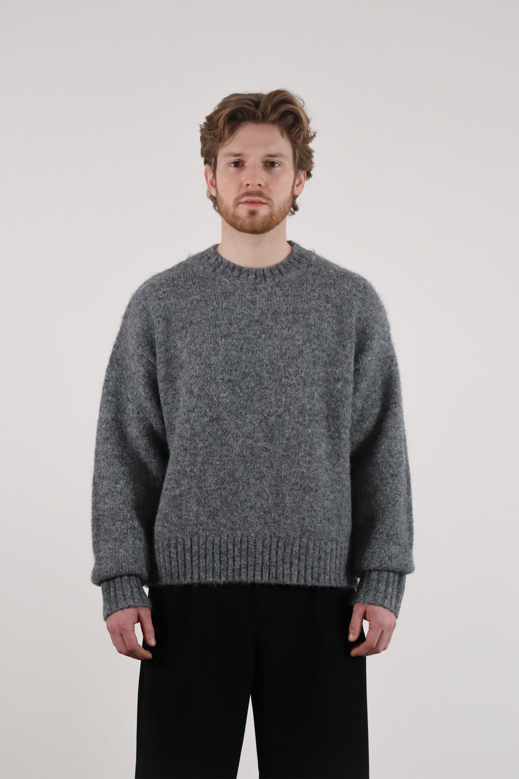 Umbra Sweater Gris — Mannequin Face proche — Sutur.